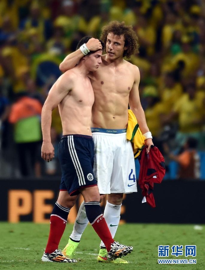 圖為7月4日，巴西隊球員路易斯（右）賽后安慰哥倫比亞隊球員羅德里格斯。