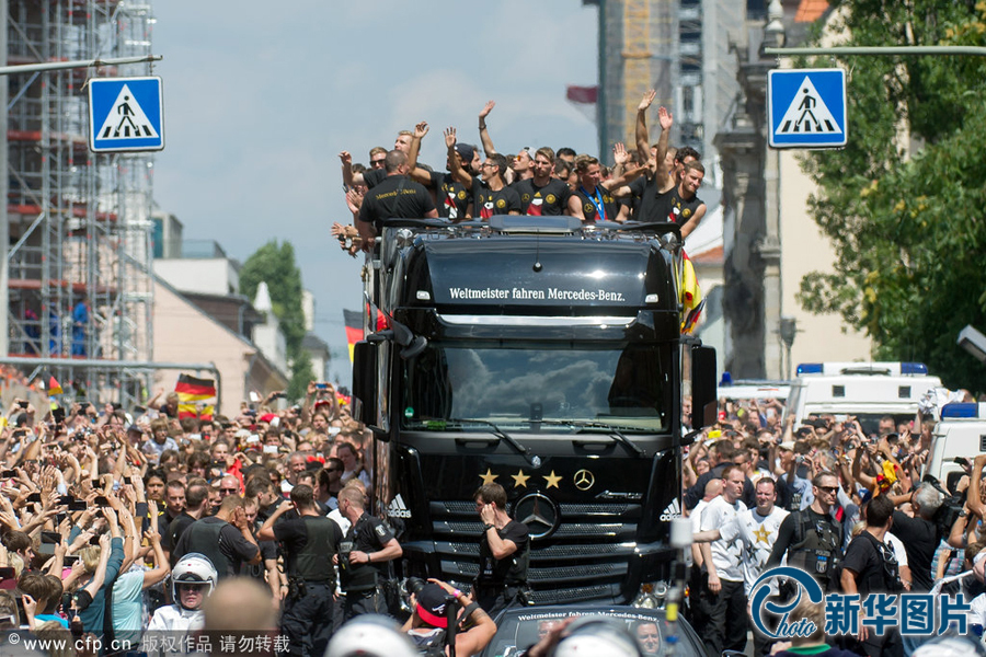 當(dāng)?shù)貢r(shí)間2014年7月15日，德國柏林，德國隊(duì)歸國舉行奪冠巡游。