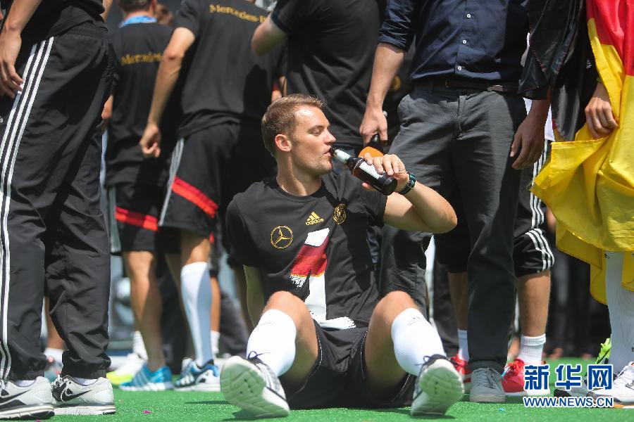 當(dāng)?shù)貢r(shí)間2014年7月15日，德國柏林，德國隊(duì)歸國舉行奪冠巡游