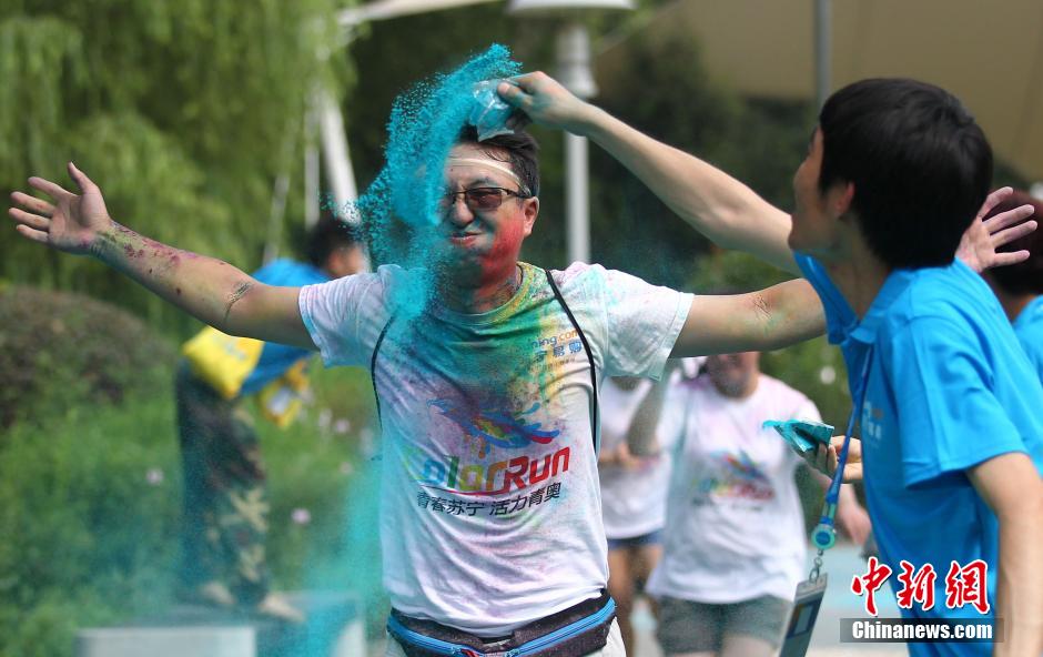 7月19日,參加彩虹跑的年輕人沖向終點(diǎn)后合影。