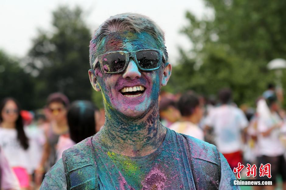 7月19日,參加彩虹跑的年輕人沖向終點(diǎn)后合影。