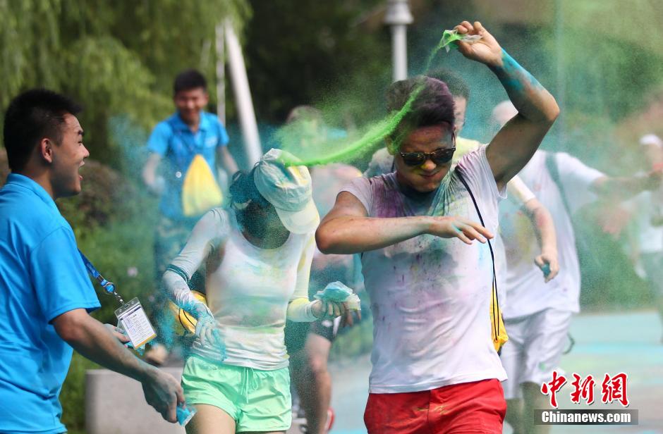 7月19日,參加彩虹跑的年輕人沖向終點(diǎn)后合影。