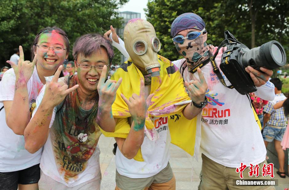 7月19日,參加彩虹跑的年輕人沖向終點(diǎn)后合影。