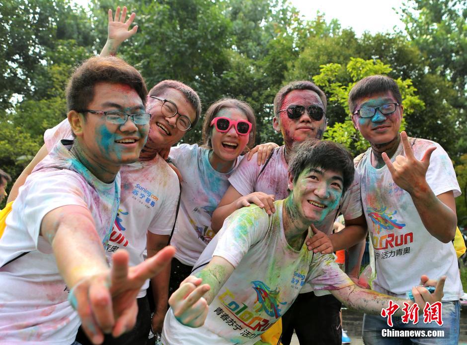 7月19日,參加彩虹跑的年輕人沖向終點(diǎn)后合影。
