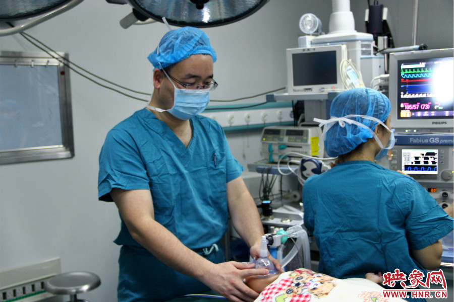 上午8點10分，小龍接受全身麻醉。