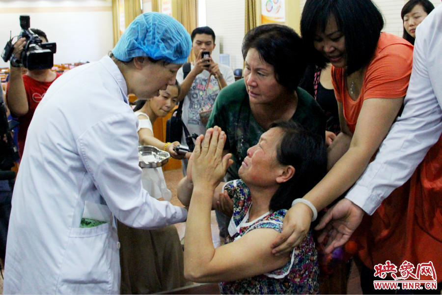 當?shù)弥↓埬X部的鋼針成功取出，馮書想的情緒有些激動。