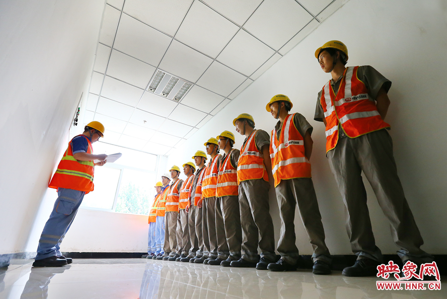 檢修前，班長(zhǎng)需要向大家提醒工作要點(diǎn)和安全事項(xiàng)