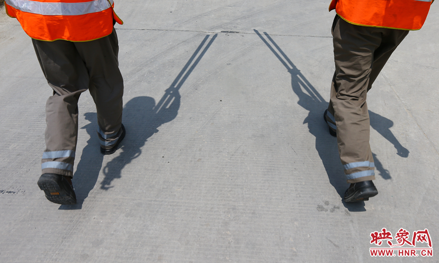 中午時(shí)分，烈日當(dāng)頭，在滾燙的水泥地面上投下了小小的身影