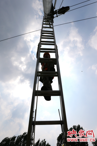 頂著太陽的直射，檢修工不斷要爬上高處施工