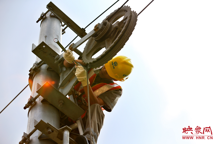 被太陽暴曬后的線桿碰著就能燙紅皮膚，可是檢修員此刻也顧不得許多