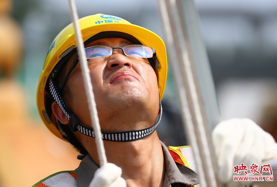 酷暑下，工人師傅的每一個(gè)動(dòng)作都消耗著大量的體力