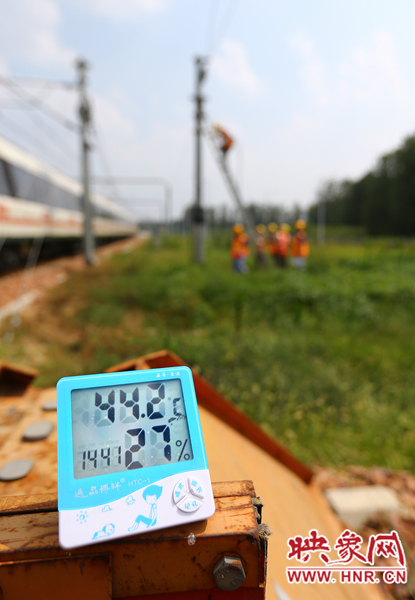 剛開始工作20分鐘，戶外溫度已經(jīng)達(dá)到44.2℃