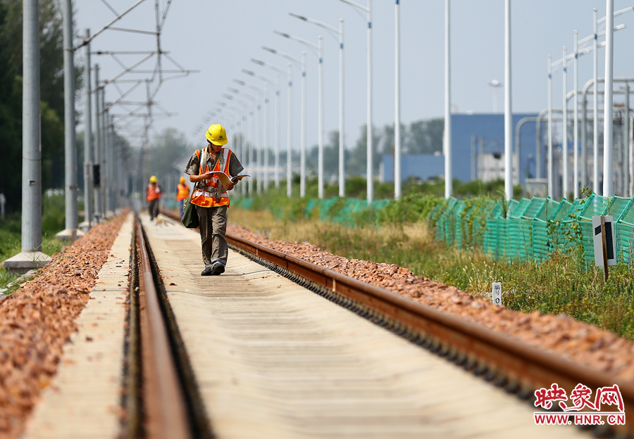 在前往下個(gè)檢修點(diǎn)的路上，還不忘查看工作單