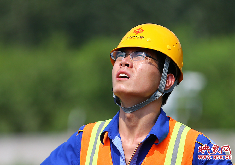 在直射的陽光下，工作人員只能瞇著眼睛觀察施工情況