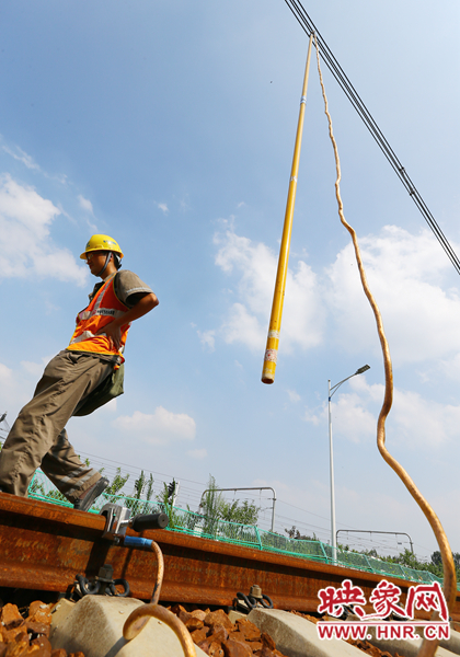 金屬的施工工具，在高溫的暴曬下需要帶上手套才敢觸碰