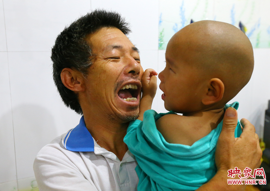 麻醉前，爺爺努力逗著大龍笑，他希望孩子能暫時忘記傷病帶來的疼痛