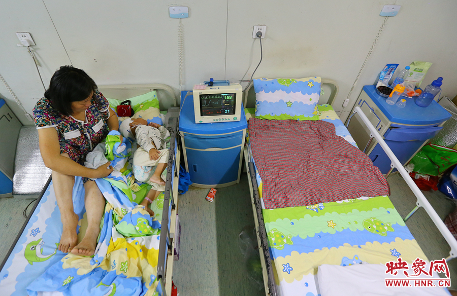 大龍手術期間，奶奶一直守在小龍身邊