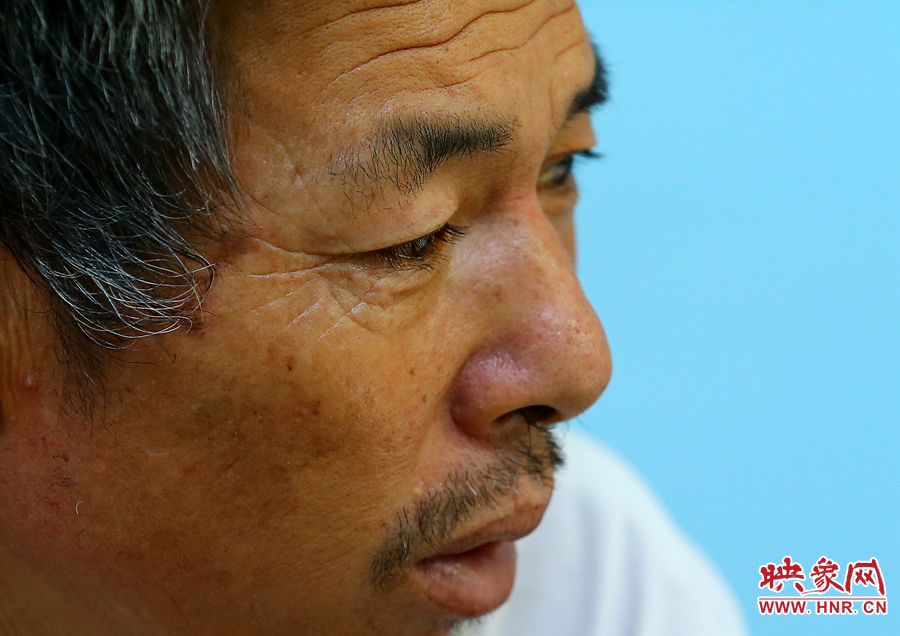 大龍爺爺兩鬢的白發(fā)這兩天好像又多了些，在手術室外的等待，更是對他內心的煎熬。