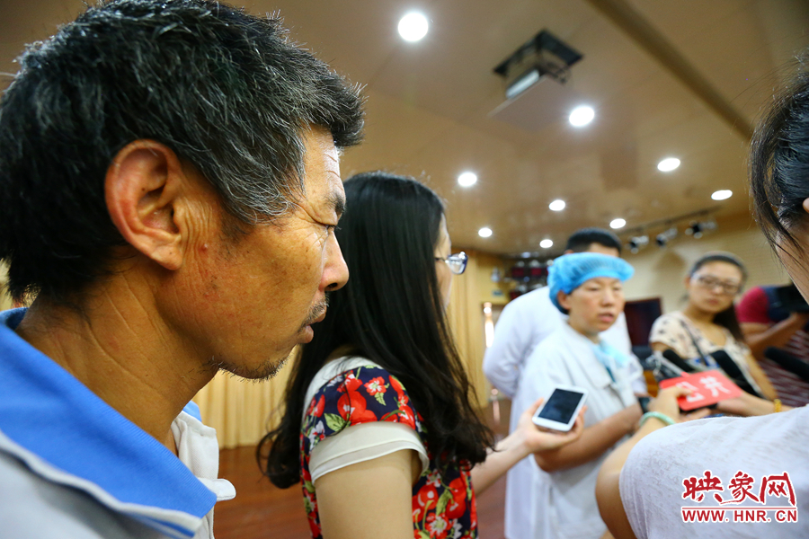 大龍的爺爺在記者采訪醫(yī)生的時候，在一旁默默的聽著病情介紹