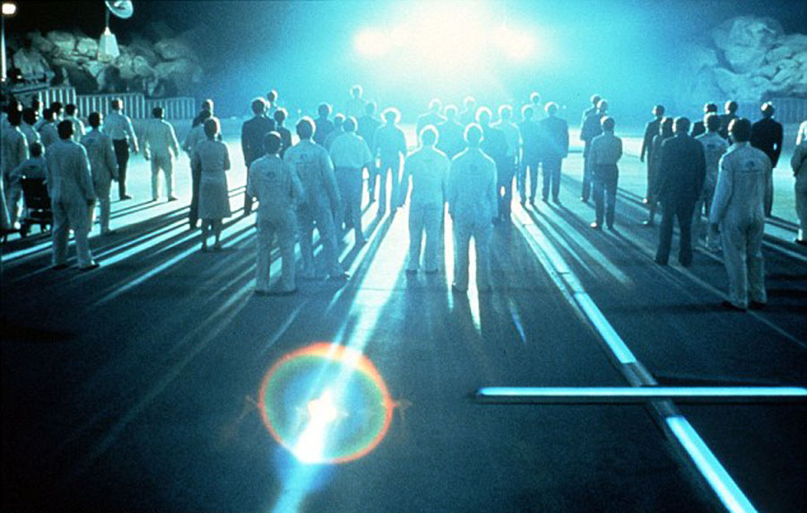 攝影師拍攝到的圖片看上去像科幻電影《第三類接觸》中外星人登陸地球的畫面。