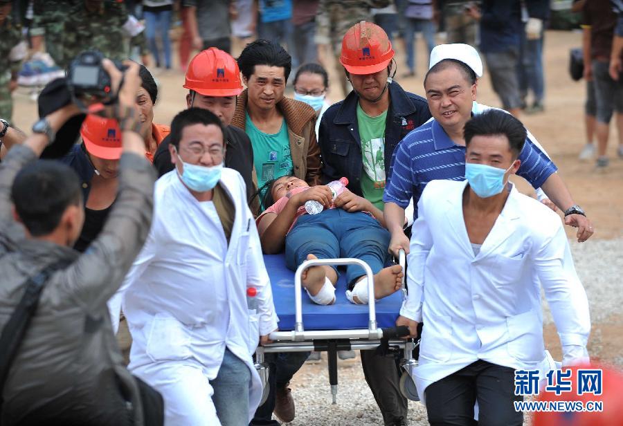 8月5日，在魯?shù)榭h龍頭山鎮(zhèn)，醫(yī)護人員準備將傷員轉(zhuǎn)運到直升機。