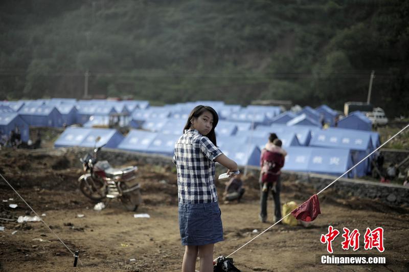 云南昭通龍頭山鎮(zhèn)受災(zāi)群眾安置點(diǎn)，上千災(zāi)民被安置在此，開始新的生活。