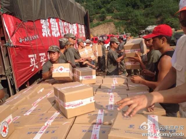 第14集團軍官兵協(xié)助阿迪力將1100余箱切糕從貨車上卸下。