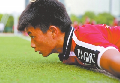 　南京天氣炎熱，地表溫度有時達到40℃以上，烈日下孩子們的衣服濕了又干、干了又濕。