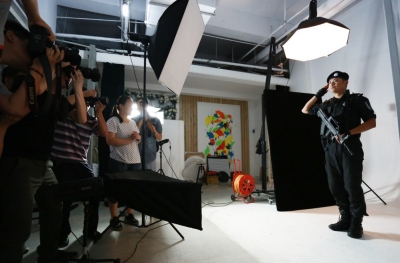 拍起大片來(lái)，特警也是一絲不茍。