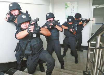 進(jìn)入樓道后，特警開(kāi)始地毯式搜索。