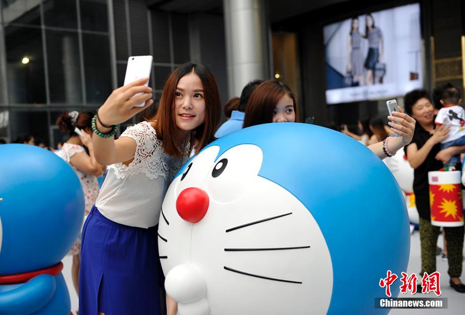 圖為成都民眾與哆啦A夢(mèng)合影留念。