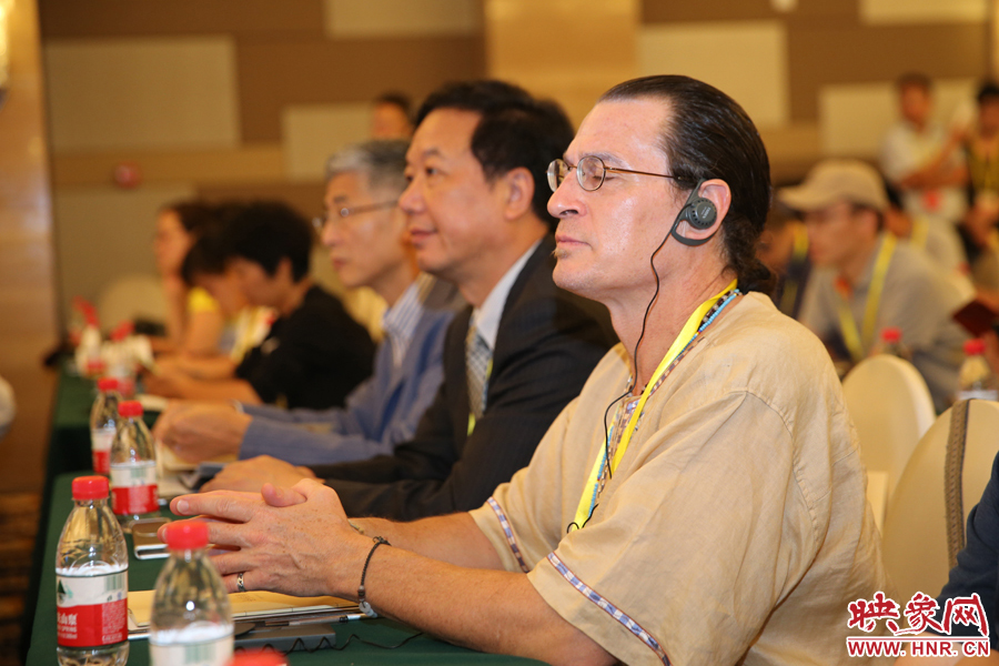 身著特色服飾的外國(guó)嘉賓。