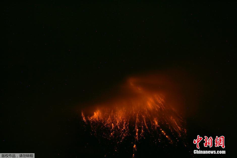 當(dāng)?shù)貢r間8月24日，厄瓜多爾通古拉瓦火山噴發(fā)，熔巖噴出宛如末世。