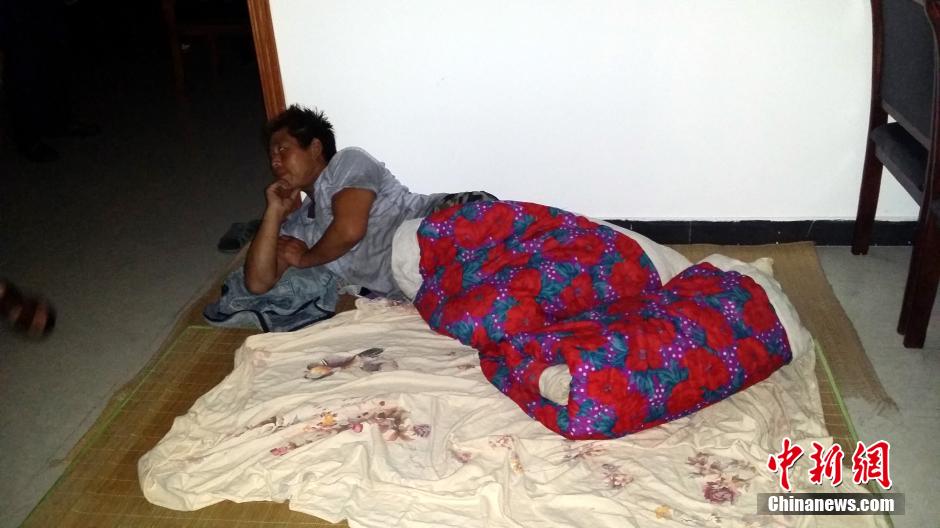 9月22日晚，在象山高塘島鄉(xiāng)的烏巖頭村的農(nóng)民安置點(diǎn)里，70多名外來務(wù)工人員正在休息。