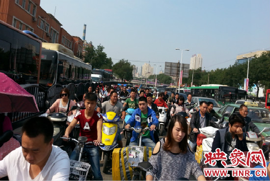 在一些易堵路段車輛仍然“寸步難行”。