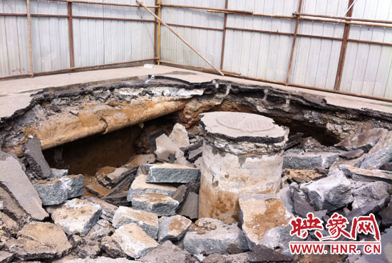 此次路面塌陷的直徑約為3米，深度有2米左右，坑內(nèi)布滿了碎石，路面下方20厘米左右。