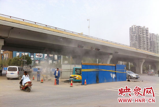 施工單位對(duì)塌陷處進(jìn)行路面切割，造成路面塵土飛揚(yáng)。