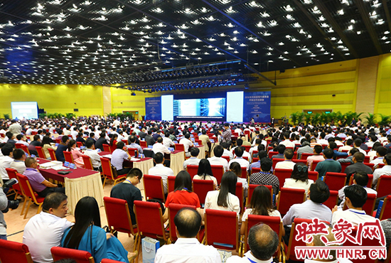 河南現(xiàn)代服務業(yè)洽談會簽約儀式 河南現(xiàn)代服務業(yè)洽談會簽約儀式