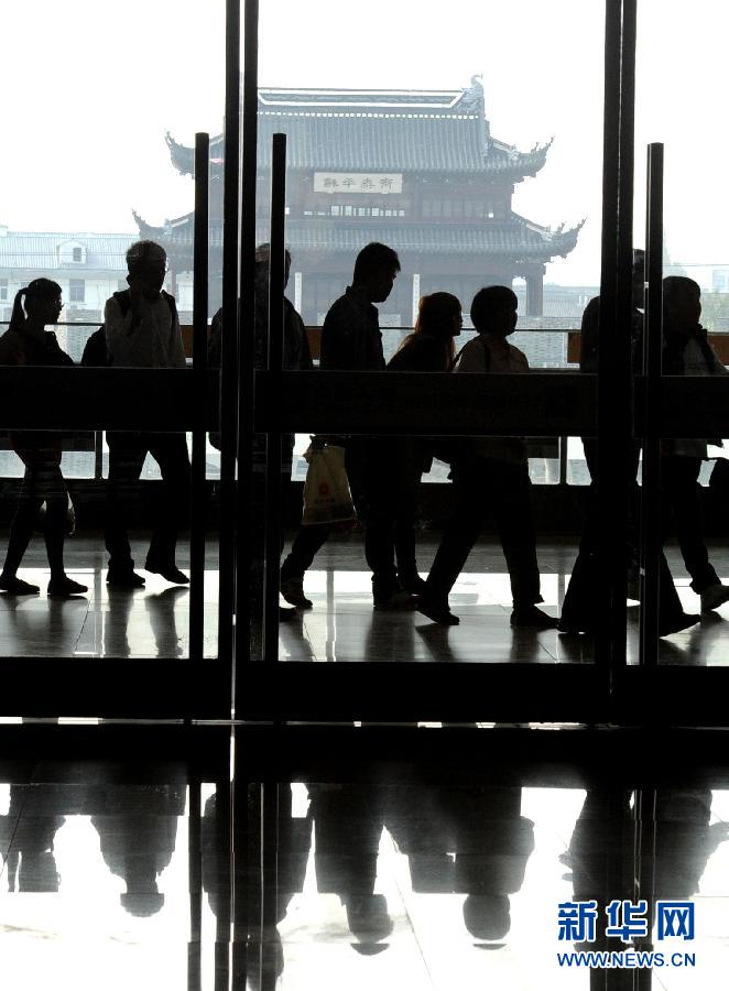 10月6日，旅客排隊(duì)進(jìn)入蘇州火車站二樓候車大廳。