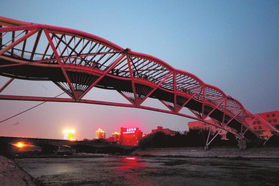 此前三座橋黑燈瞎火，許多人為此不敢從此過。