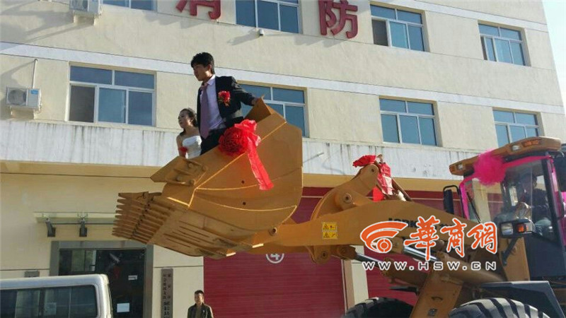 陜西小伙開(kāi)8臺(tái)裝載機(jī)接新娘。