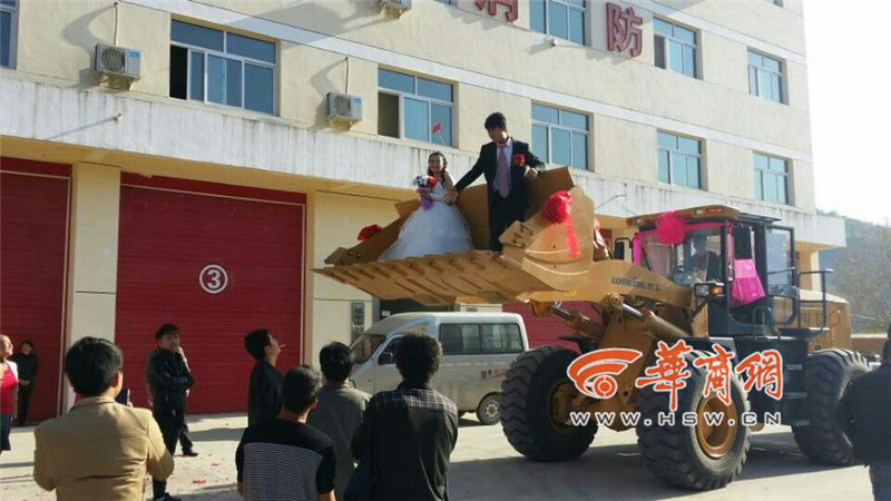 陜西小伙開(kāi)8臺(tái)裝載機(jī)接新娘。