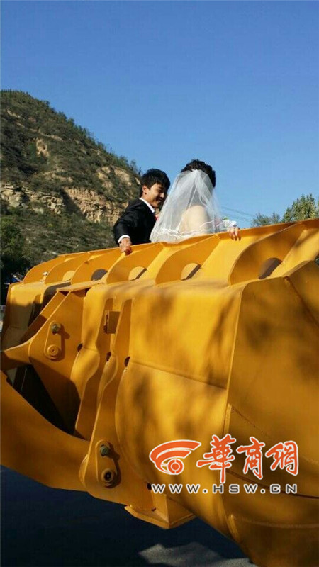 陜西小伙開(kāi)8臺(tái)裝載機(jī)接新娘。