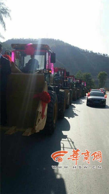 陜西小伙開(kāi)8臺(tái)裝載機(jī)接新娘。