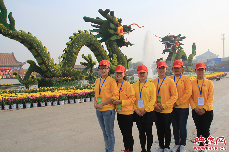 菊花文化節(jié)的志愿者們。