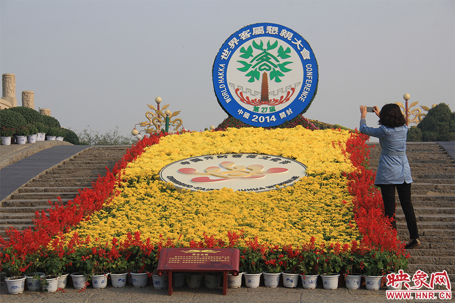 游客在拍照。