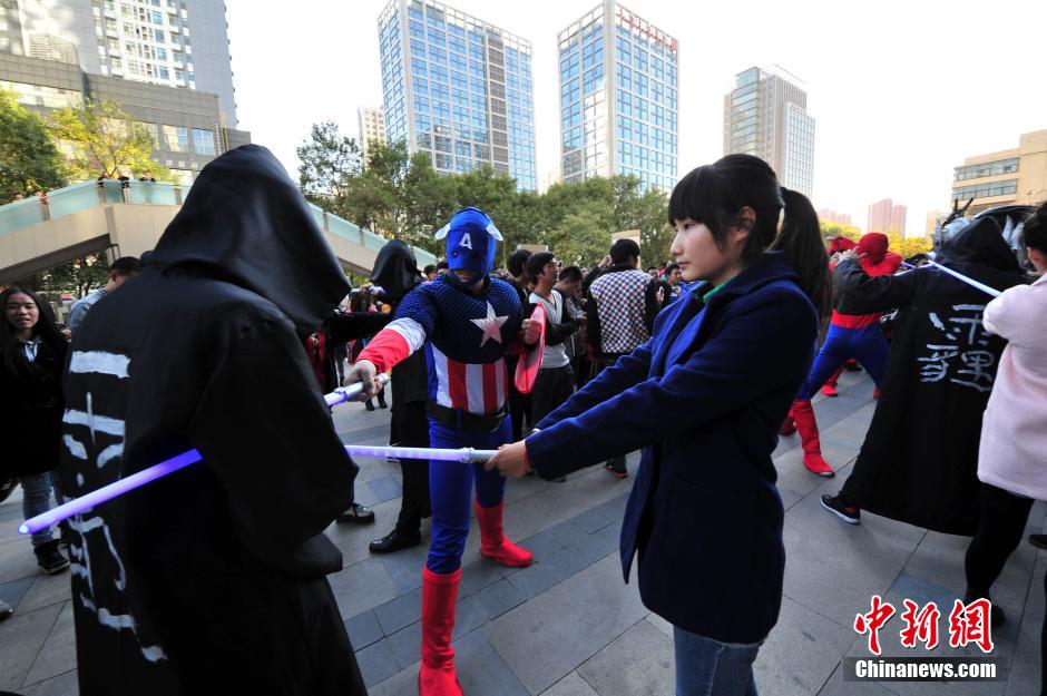 “復(fù)仇者聯(lián)盟”與人類(lèi)共戰(zhàn)“異形”霧霾軍團(tuán) “復(fù)仇者聯(lián)盟”與人類(lèi)共戰(zhàn)“異形”霧霾軍團(tuán)