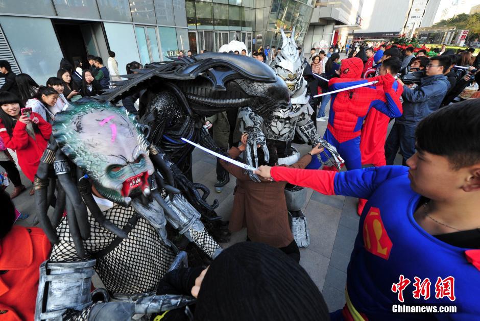 “復(fù)仇者聯(lián)盟”與人類(lèi)共戰(zhàn)“異形”霧霾軍團(tuán) “復(fù)仇者聯(lián)盟”與人類(lèi)共戰(zhàn)“異形”霧霾軍團(tuán)