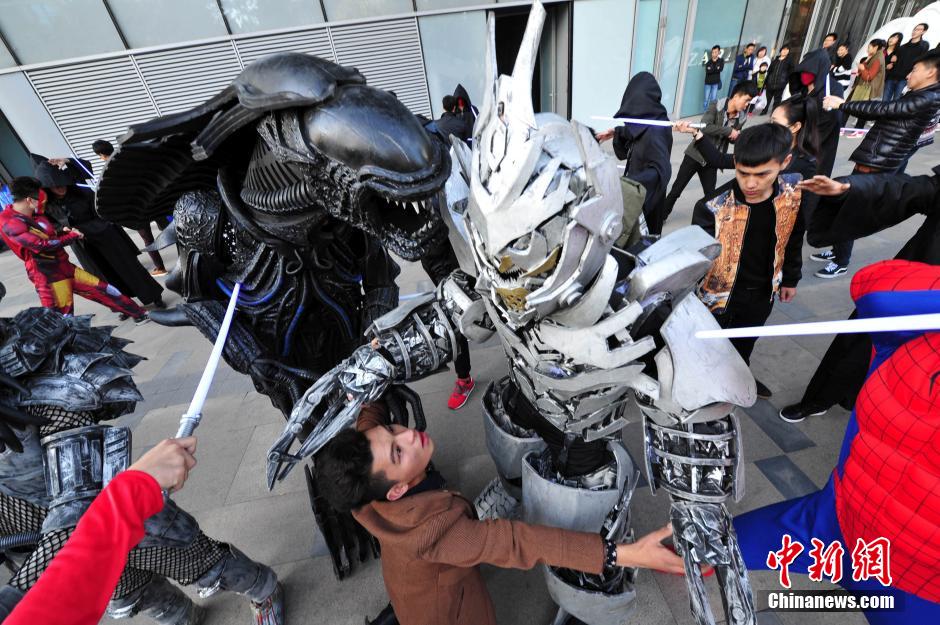 “復(fù)仇者聯(lián)盟”與人類(lèi)共戰(zhàn)“異形”霧霾軍團(tuán) “復(fù)仇者聯(lián)盟”與人類(lèi)共戰(zhàn)“異形”霧霾軍團(tuán)