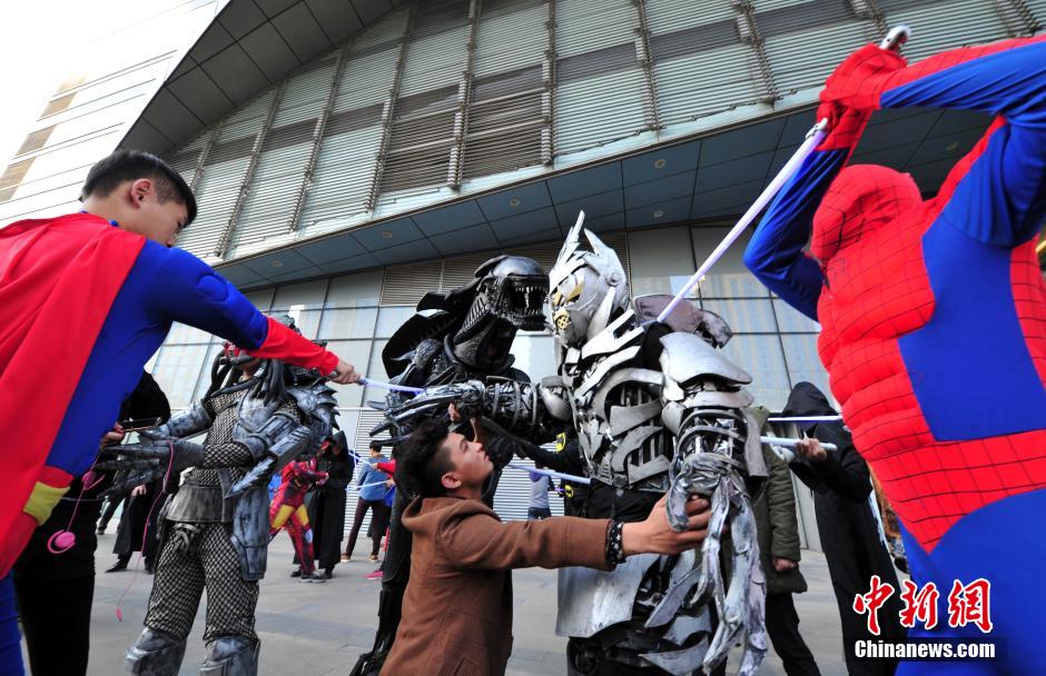 “復(fù)仇者聯(lián)盟”與人類(lèi)共戰(zhàn)“異形”霧霾軍團(tuán) “復(fù)仇者聯(lián)盟”與人類(lèi)共戰(zhàn)“異形”霧霾軍團(tuán)